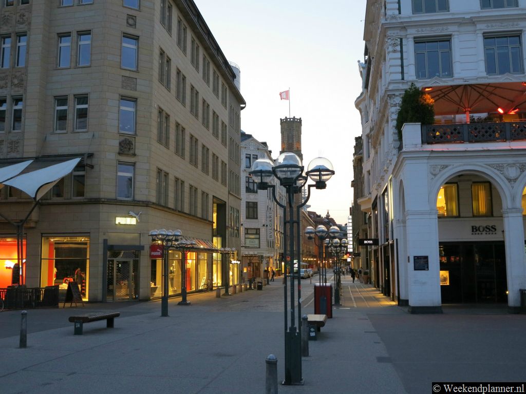 Dit is de hoek van de winkelstraten Poststrasse en Neuer Wall. Tip:   Een weekend naar Hamburg.